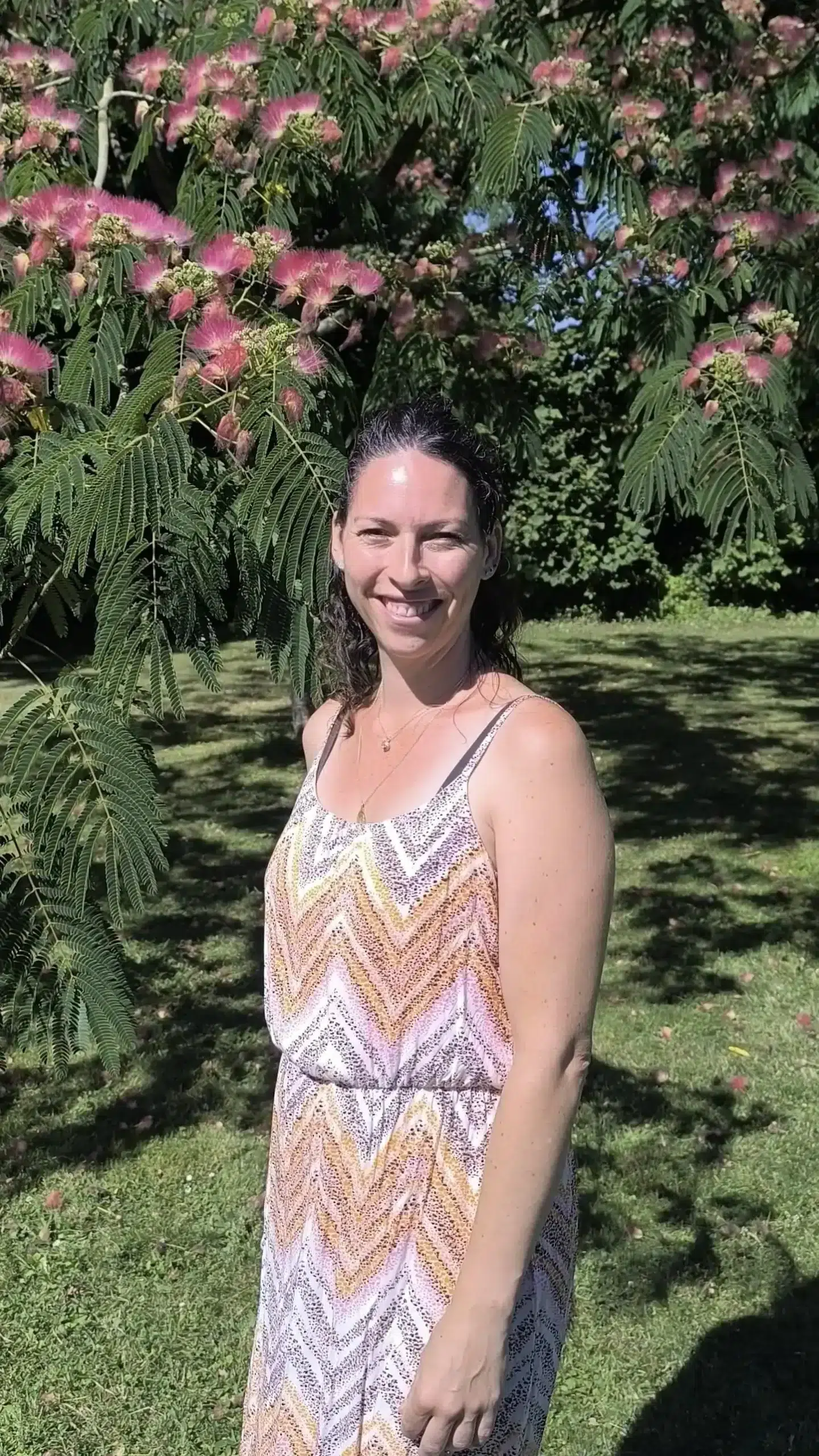 Julie Rimbault, magnétiseuse énergéticienne à Saint-Rémy, posant dans un cadre naturel, spécialisée en soins énergétiques et magnétisme.